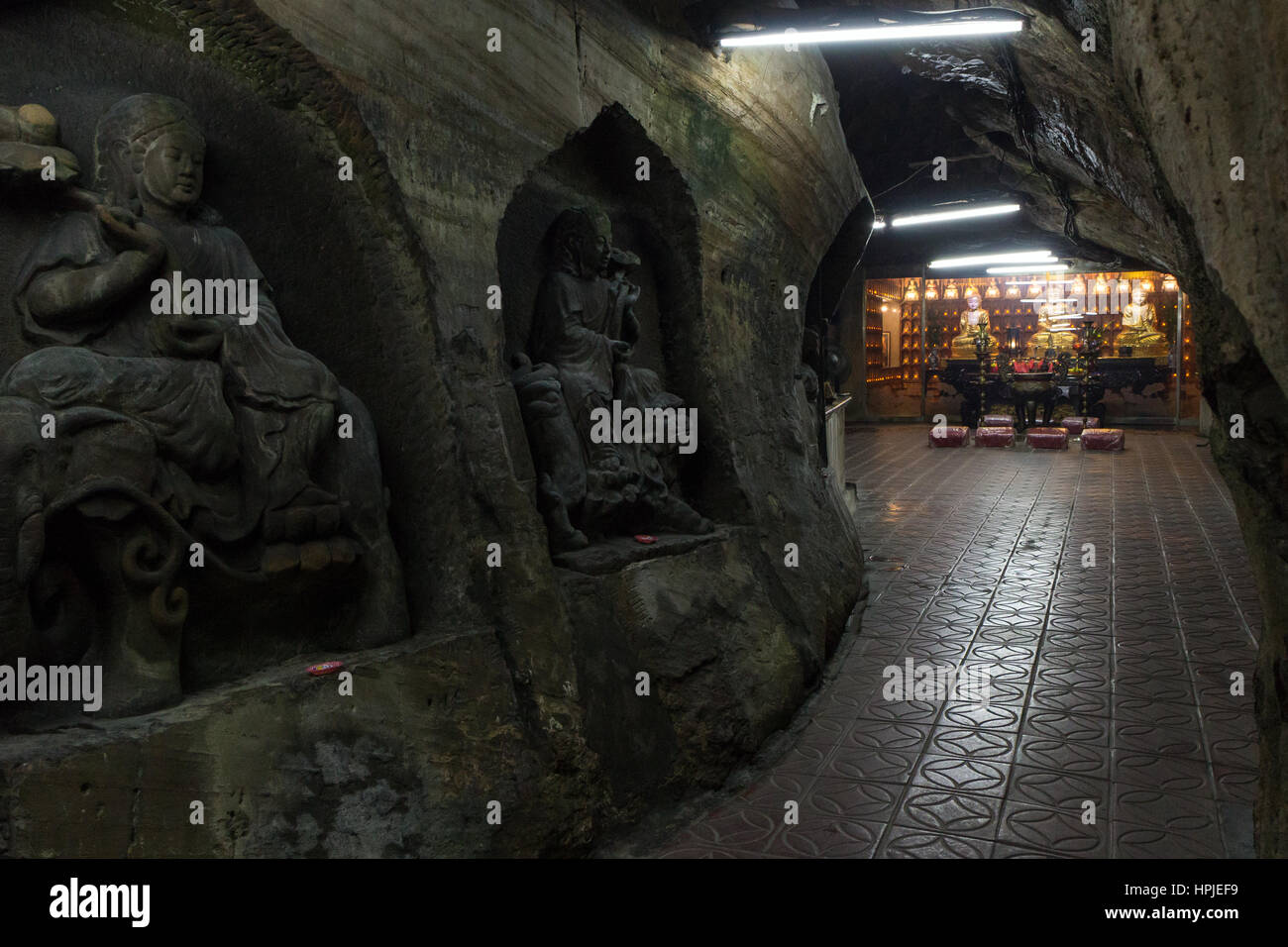 Buddha-Statuen geschnitzt in einen Felsen und Altar im Inneren der Xiangdong Fairy Höhle in Keelung, Taiwan. Stockfoto