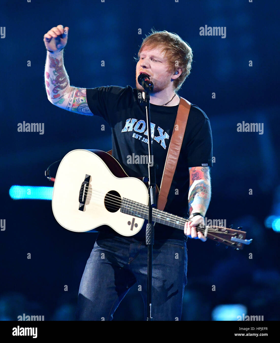 Ed Sheeran auf der Bühne bei den Brit Awards in der O2 Arena, London. Stockfoto