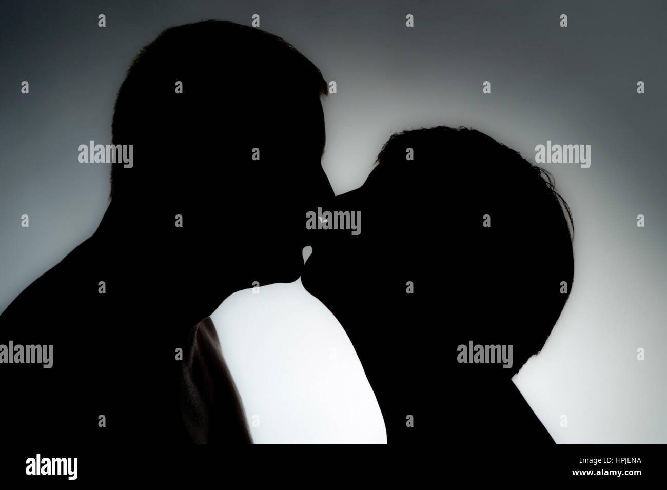 Model Release, Paar Kuesst Sitsch, Silhouette - küssen paar als silhouette Stockfoto