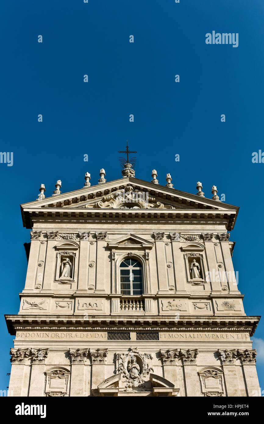 Nahaufnahme der barocken Travertin-Fassade der Kirche der Heiligen Dominikus und Sixtus (Chiesa dei Santi Domenico e Sisto). Rom, Italien, Europa EU Stockfoto