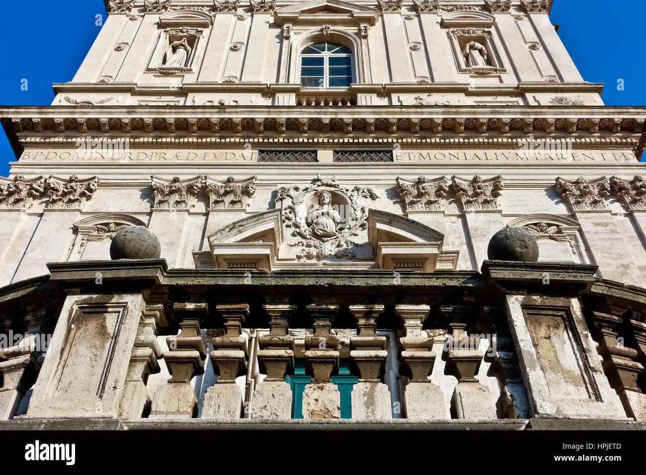 Nahaufnahme der barocken Travertin-Fassade der Kirche der Heiligen Dominikus und Sixtus (Chiesa dei Santi Domenico e Sisto). Rom, Italien, Europa EU. Stockfoto