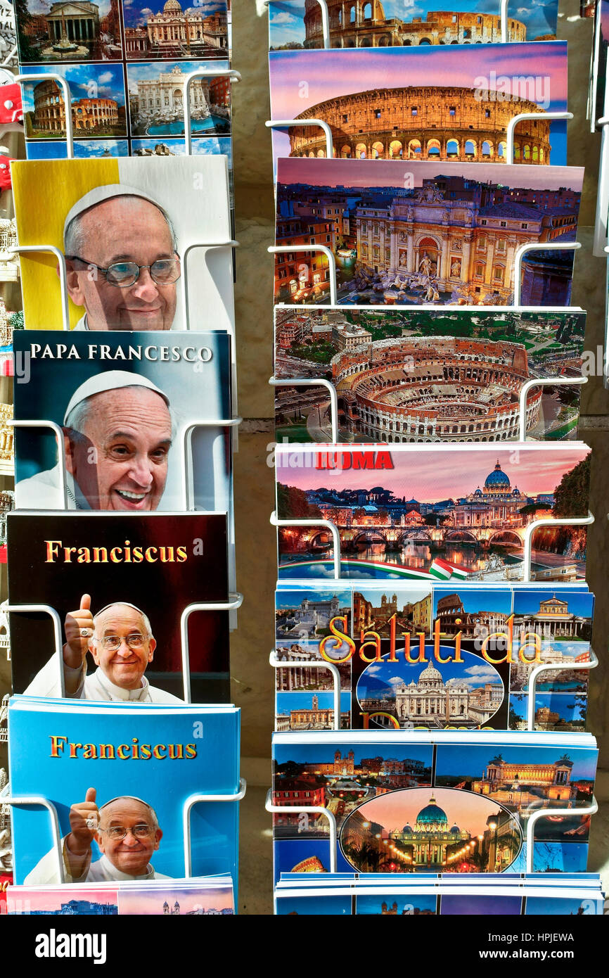 Postkarten zum Verkauf auf einem Regal, mit Papst Franziskus I, dem Vatikan und römischen Motiven. Rom, Italien, Europa, Europäische Union, EU. Stockfoto