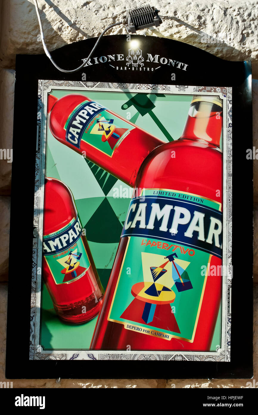Campari Likör Aperitif, vintage Werbeplakat, Plakatwand, an einer Wand außerhalb einer römischen Bar Pub. Lifestyle. Rom, Italien, Europa, EU. Stockfoto