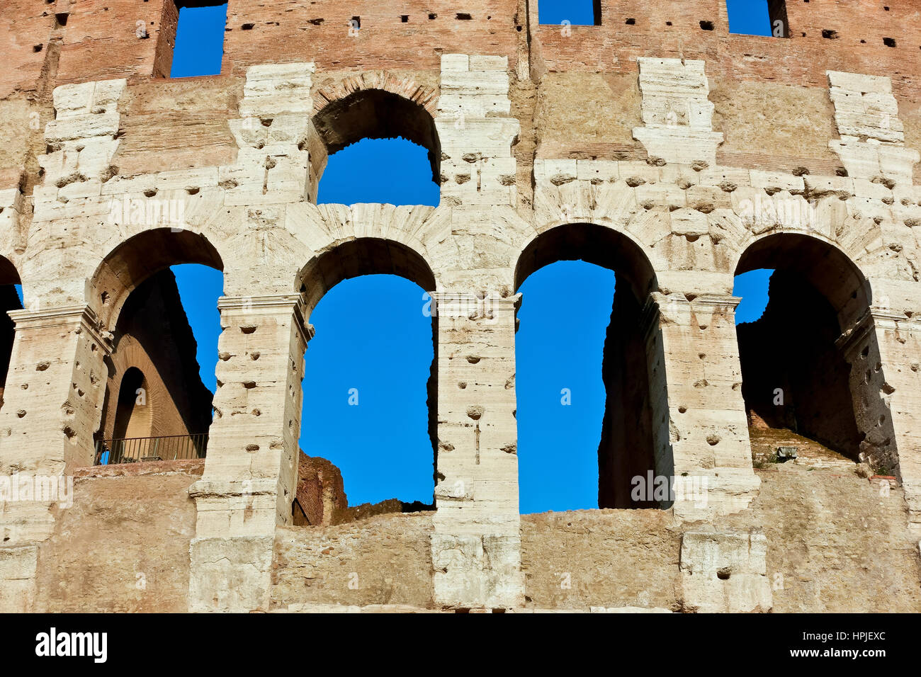 Nahaufnahme von der Außenseite des Römischen Kolosseum (auch als Flavischen Amphitheater) Colosseo bekannt. UNESCO-Weltkulturerbe. Rom, Latium, Italien, Europa Stockfoto