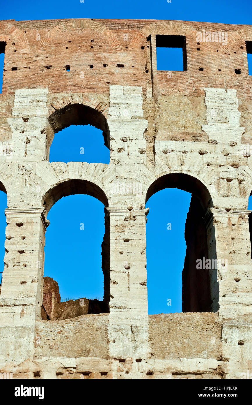 Nahaufnahme von der Außenseite des Römischen Kolosseum (auch als Flavischen Amphitheater bekannt). UNESCO-Weltkulturerbe. Colosseo. Rom, Latium, Italien, Europa Stockfoto