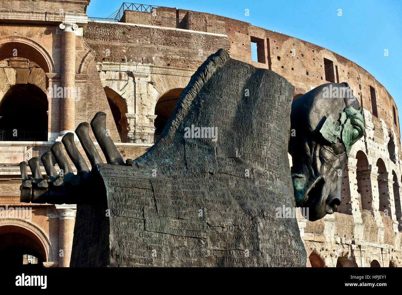 Eine Hochpferdeskulptur Teil des Lapidarium-Projekts (von Gustavo Aceves) am Kolosseum Rom. Eine Botschaft gegen Fremdenfeindlichkeit. 2016-2017. Italien, Europa, EU. Stockfoto