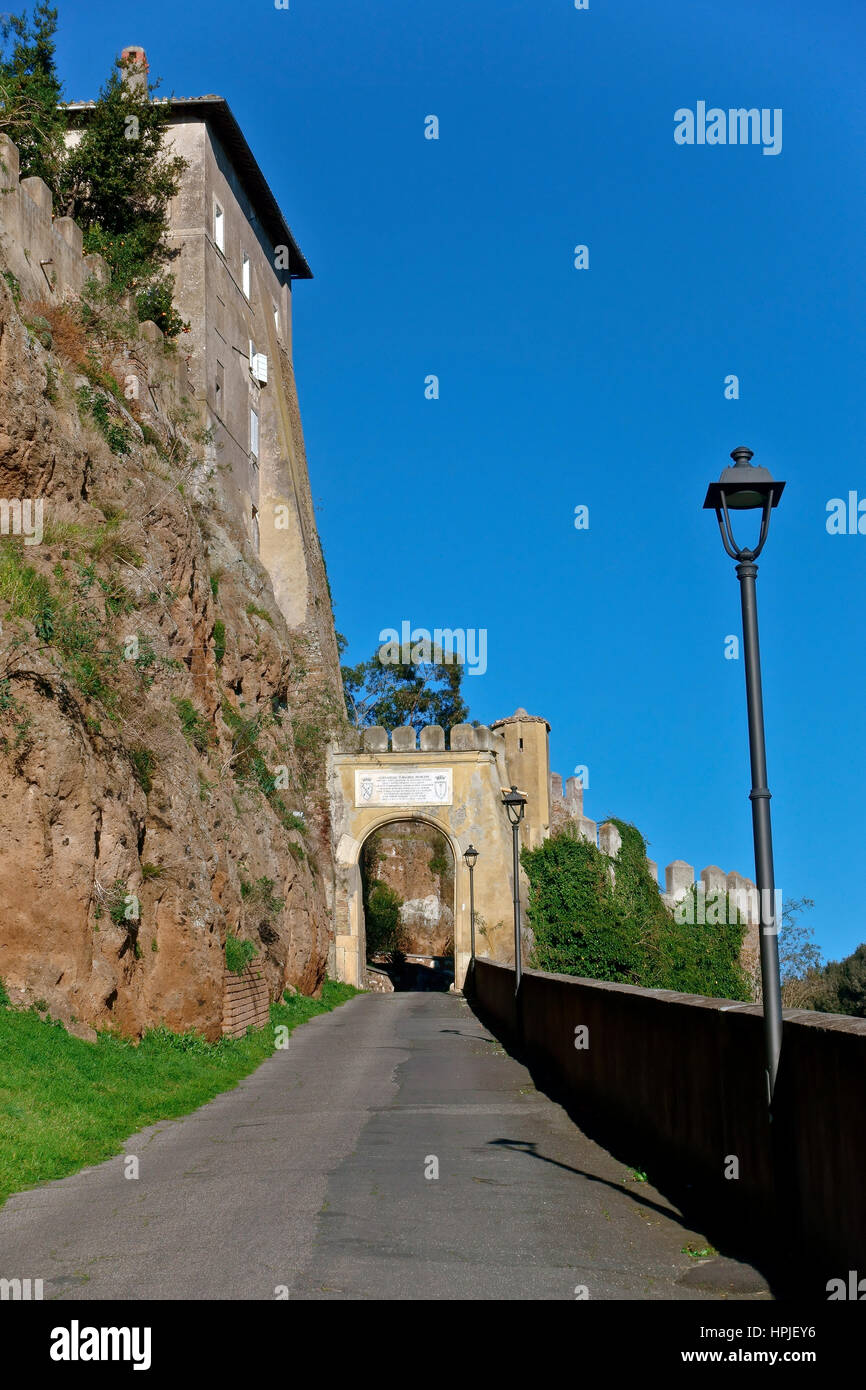 Eingang zu Ceri, einer kleinen Stadt, die eine befestigte Hochebene von Tuff in der Nähe der Stadt Cerveteri in der Provinz Rom besetzt. Latium, Italien, Europa, EU Stockfoto