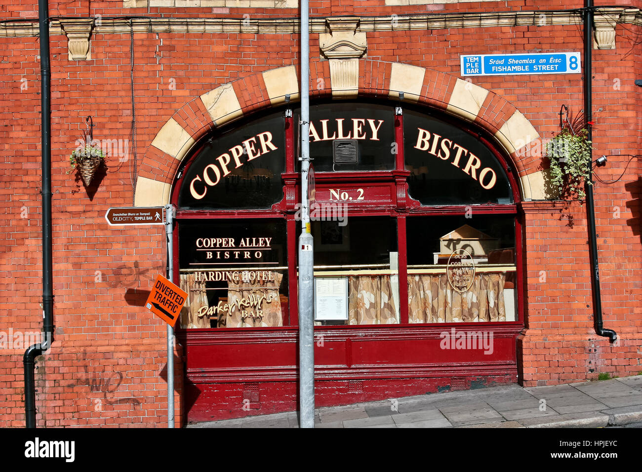 Copper Alley Bistro, typisch irischer Pub, Glasfenster, rote Ziegelsteine, außen. Dublin, Republik Irland, Europa, Europäische Union. Reiseziele. Stockfoto