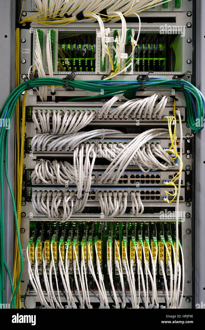 Detail des Kabelmanagements auf Server Datenraum Zentrum Stockfoto