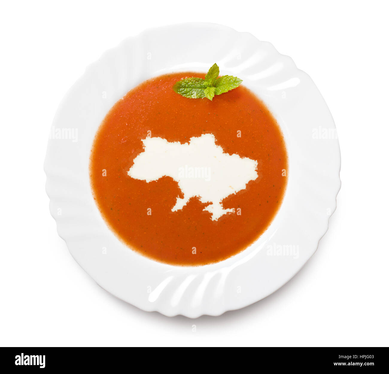 Ein Teller Tomatensuppe mit Sahne in der Form der Ukraine. (Serie) Stockfoto
