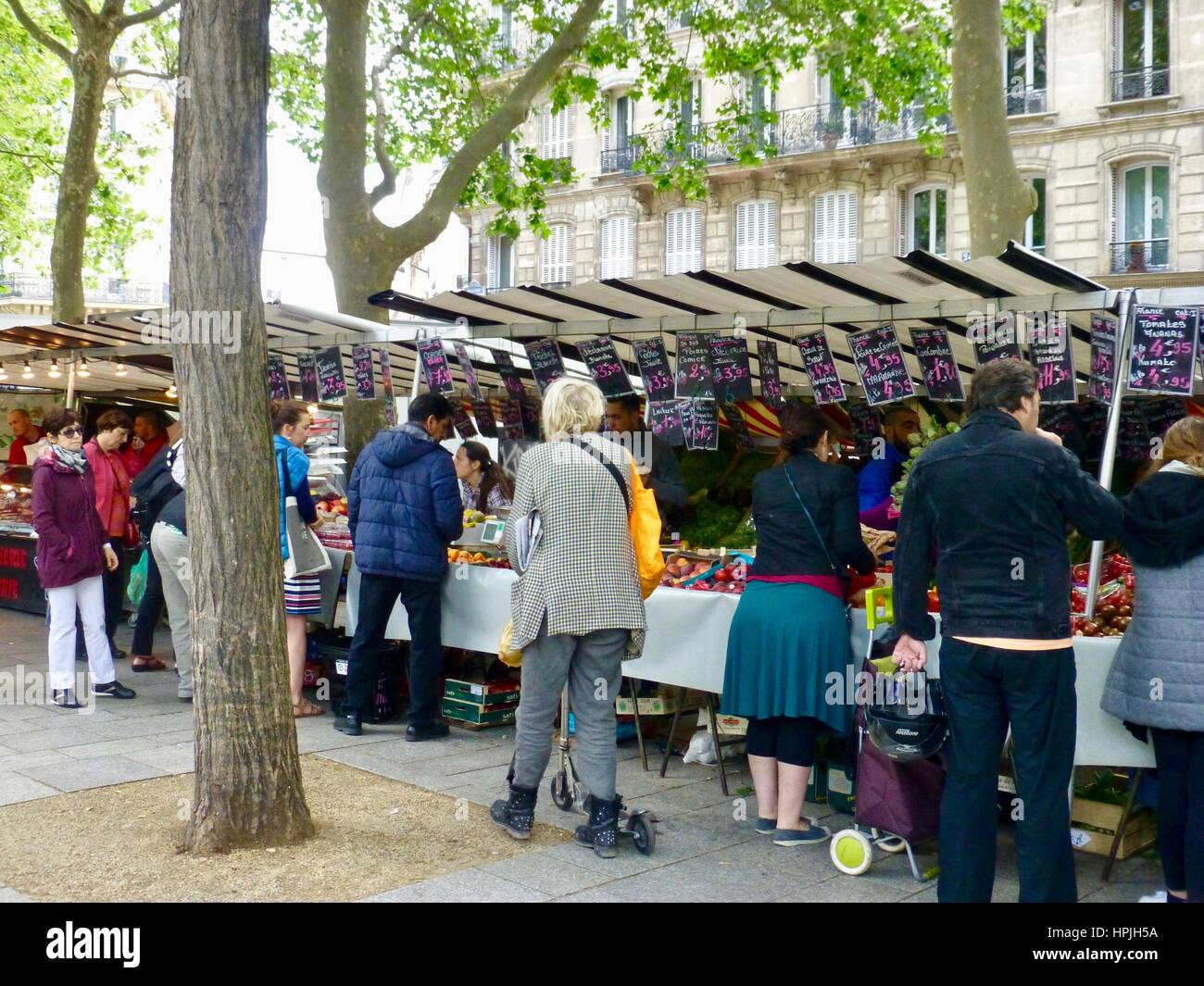 Parisiens shopping für Obst auf dem Markt der Bastille am Boulevard Richard Lenoir, Paris, Frankreich. Stockfoto