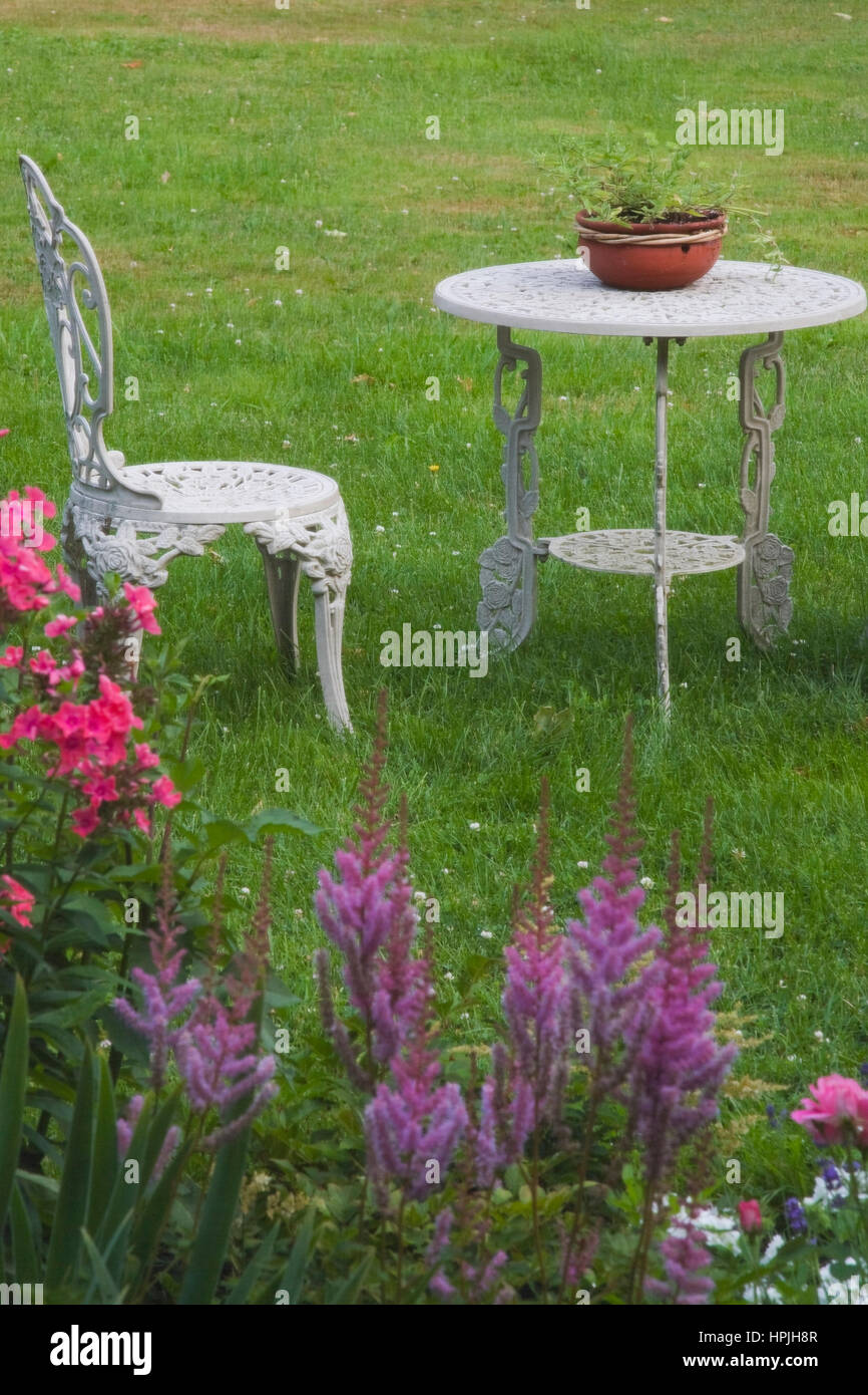 Weiß lackiertem Gusseisen garten Stuhl und Tisch auf grünem Rasen im