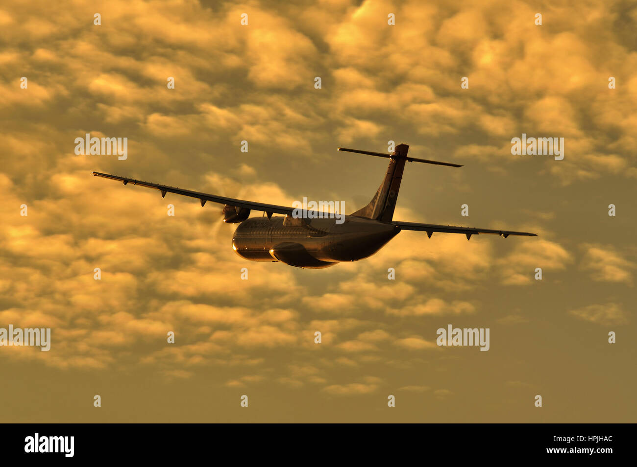 Air Serbia, nationale Fluggesellschaft der Republik Serbien, 49 % im Besitz von Etihad Airways, ATR-72 regionaler Pendler Turboprops ausziehen im Sonnenaufgang Stockfoto