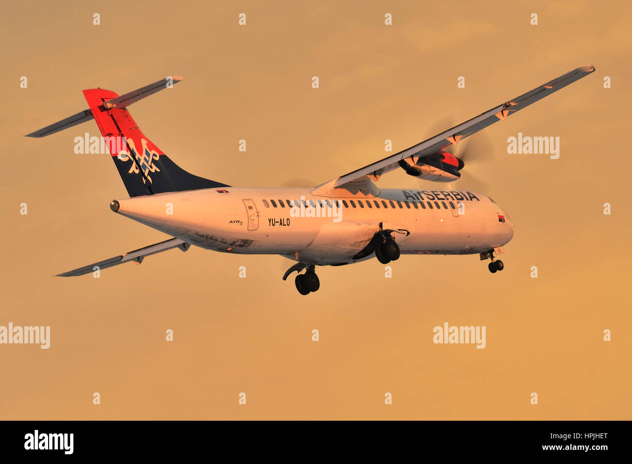 Air Serbien, die nationale Fluggesellschaft der Republik Serbien, 49% im Besitz von Etihad Airways ATR-72 Turboprop regionale Regionalflugzeuge Landung im Winter Sonnenuntergang Stockfoto