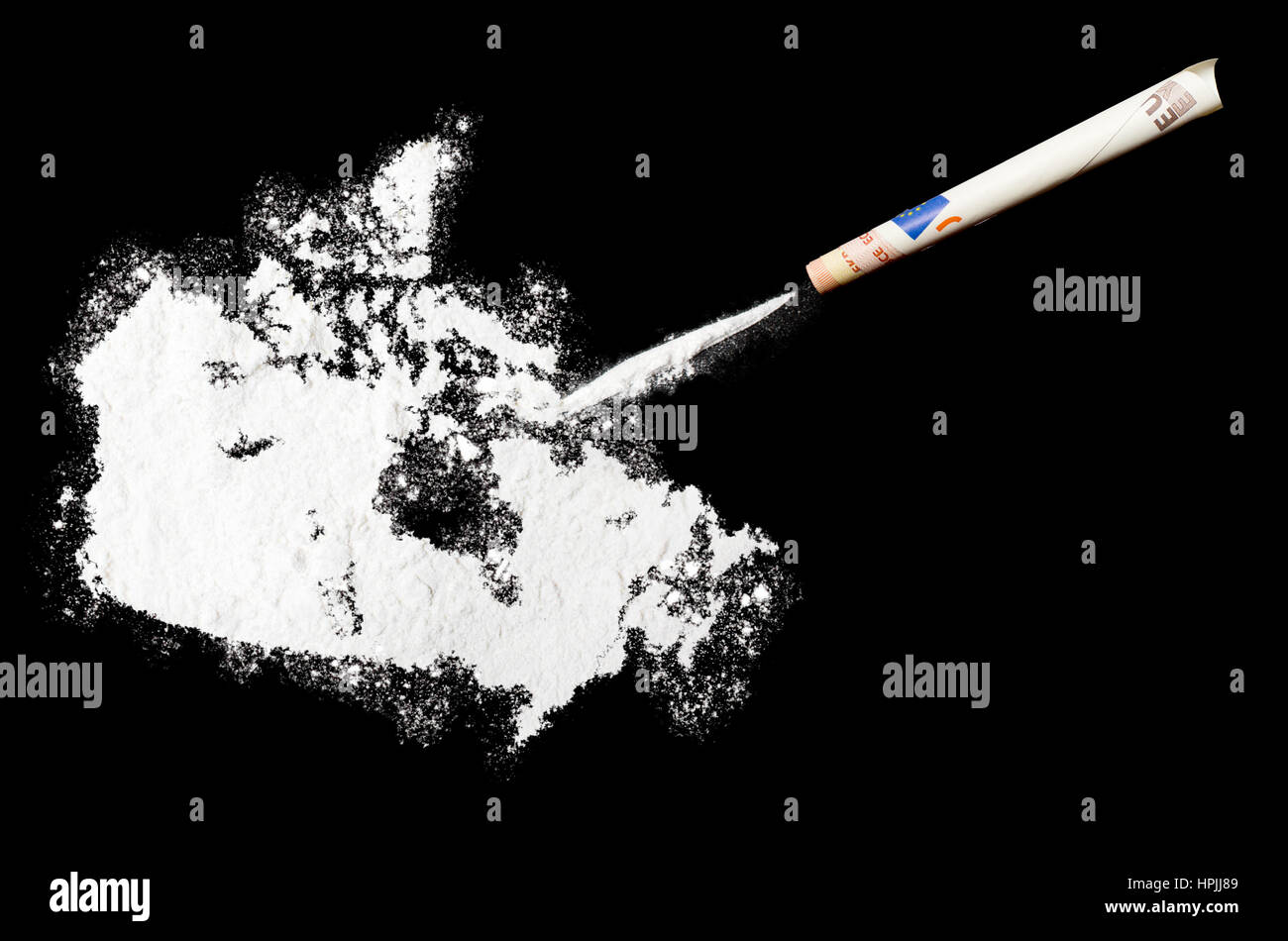 Ein Pulver-Drogen wie Kokain in Form von Kanada mit einem gerollten Geldschein. (Serie) Stockfoto