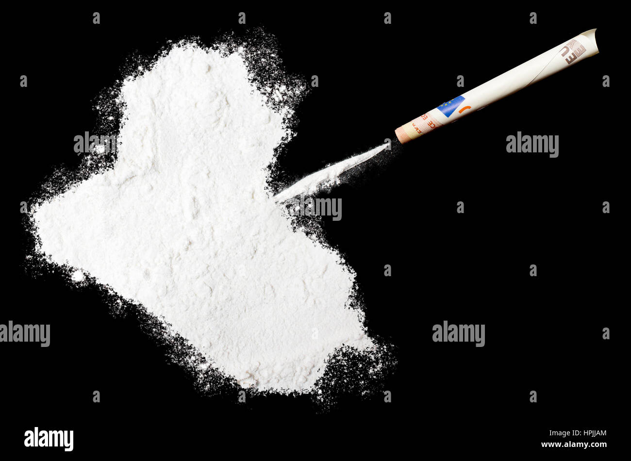 Ein Pulver-Drogen wie Kokain in der Form des Irak mit einem gerollten Geldschein. (Serie) Stockfoto
