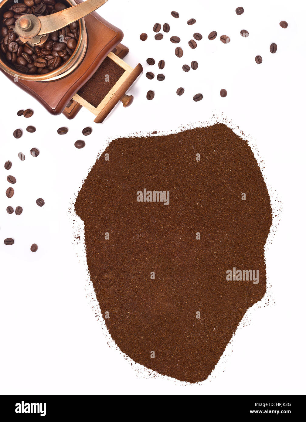 Kaffeepulver in Form von Sierra Leone und eine dekorative Kaffeemühle. (Serie) Stockfoto