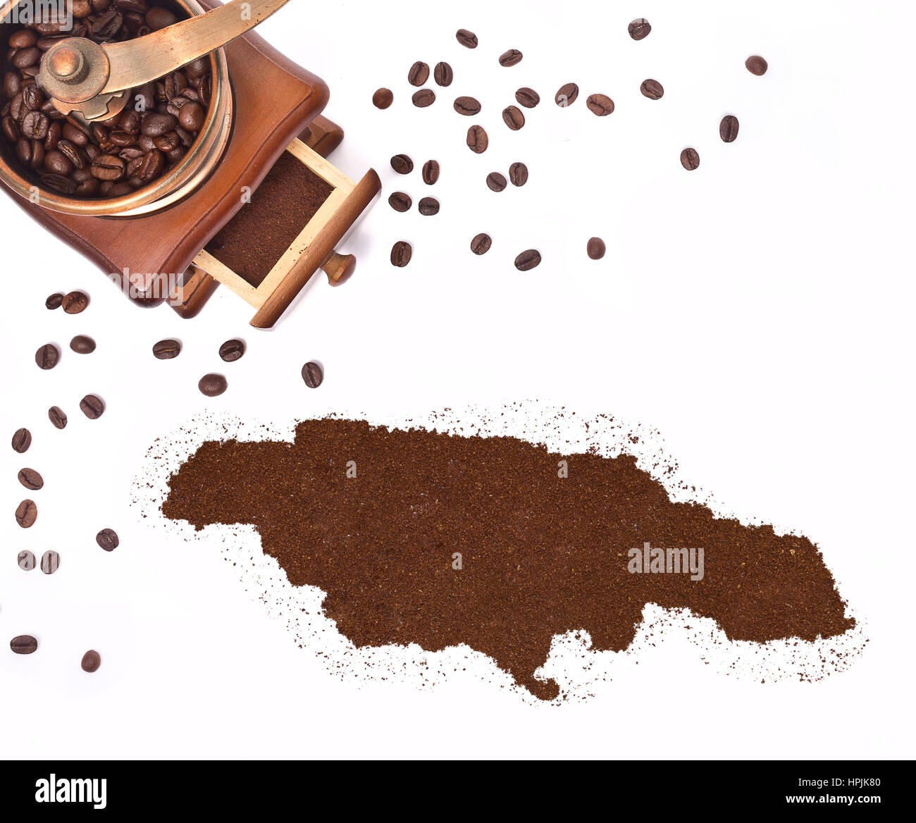 Kaffeepulver in Form von Jamaika und eine dekorative Kaffeemühle. (Serie) Stockfoto