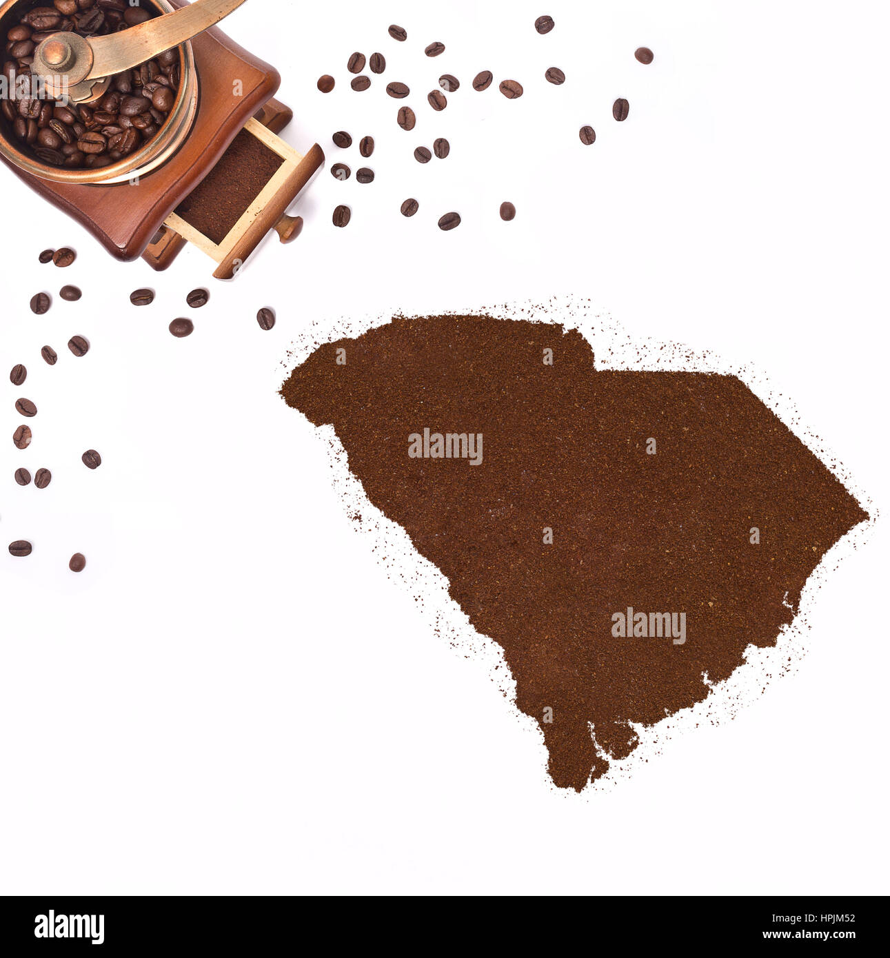 Kaffeepulver in der Form von South Carolina und eine dekorative Kaffeemühle. (Serie) Stockfoto