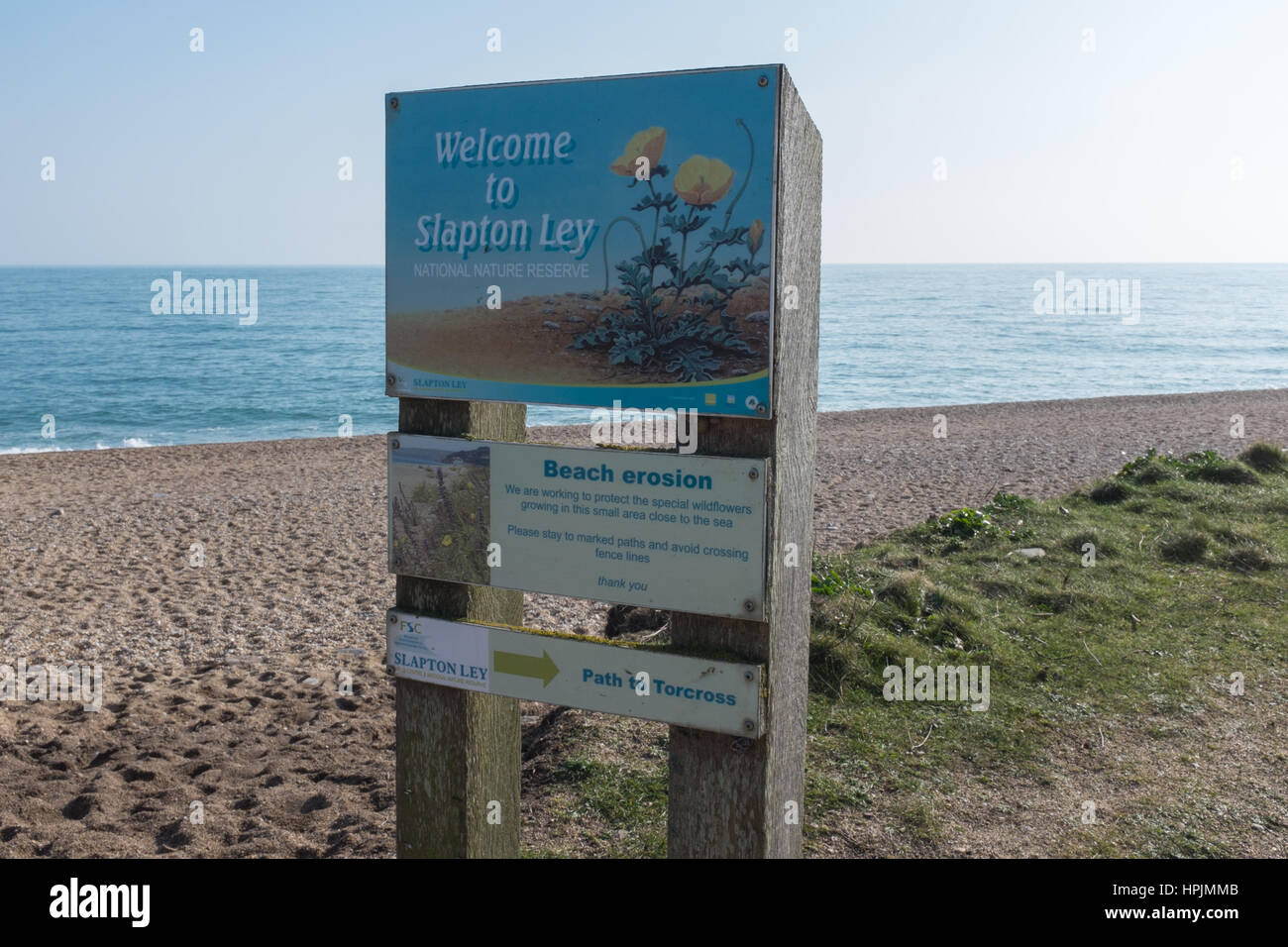 Willkommen Sie bei Slapton Ley National Nature Reserve Zeichen am Strand in der Nähe von Torcross dem Strand Erosion leidet Stockfoto