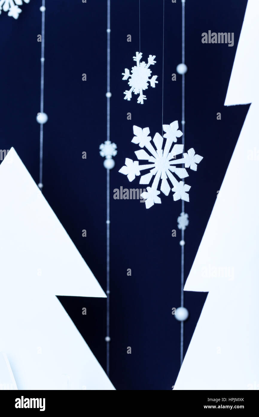 Winter dunkelblauen Hintergrund mit dekorativen Schneeflocken Stockfoto