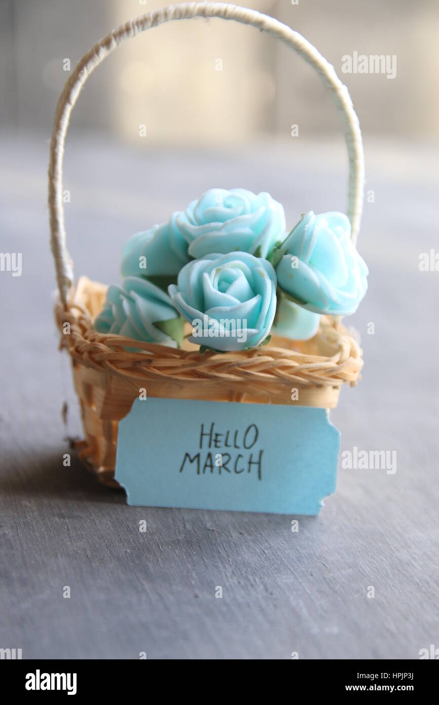 Hallo März Konzept. Rustikale Stillleben, Rosen und tag Stockfoto