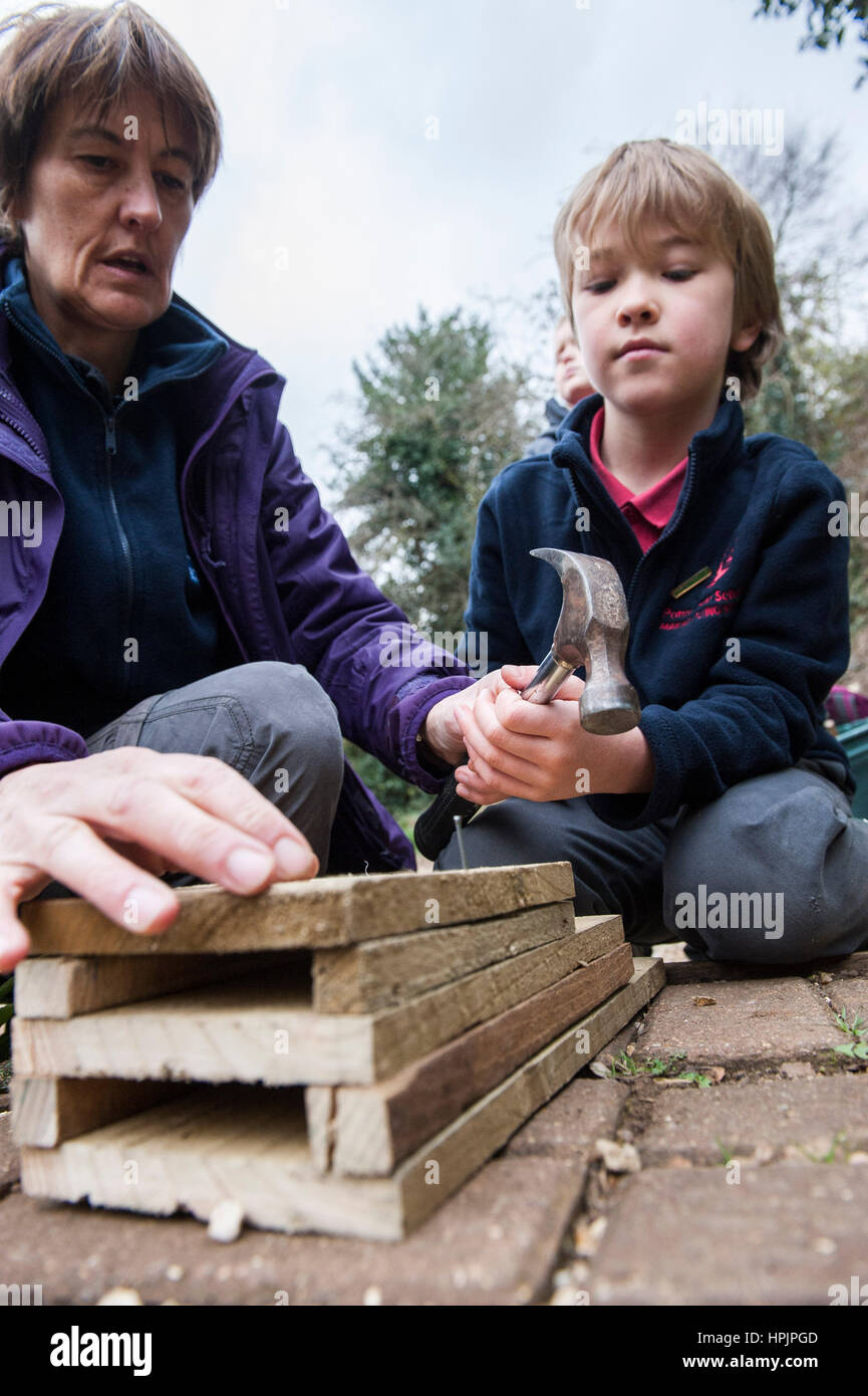 Unteren Schule Potton, Betten SG19 2PB Aufnahmen von RSPB machen und Aktivitäten für eine Packung ist auf innerstädtischen Grundschulen in den Großstädten, London, Glasgow, Birmingham, Cardiff etc. ausgehen. PIX veranschaulichen Schritt für Schritt Richtlinien.    Aktivitäten im Vordergrund: 9 machen eine Flasche Bug Catcher 10 machen einen Teich Netz eintauchen, (wenn die Schule einen Teich haben) 1 machen einen Miniteich 5 ein Fledermauskasten (Ich habe hier einige Pre-Schnittholz) 4 machen einen Käfer Eimer 3 bauen ein Hibernakel 11 ein Fehler Hotel 8 machen ein Bienenhaus 2 machen eine Mini Wiese 7 ein Stockfoto