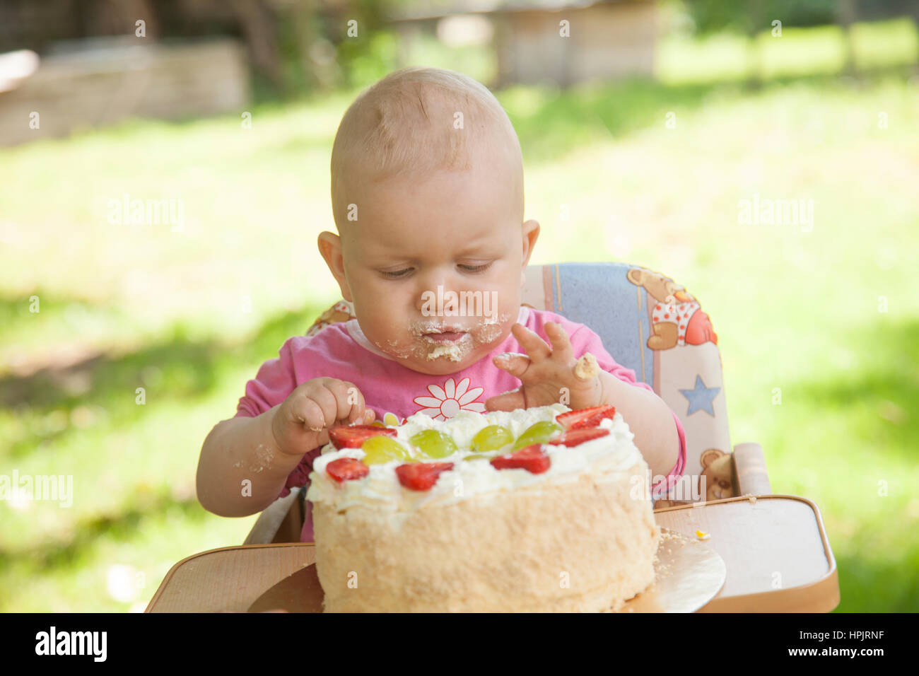 Kind feiert einjährigen Geburtstag Feier Obstkuchen. Stockfoto