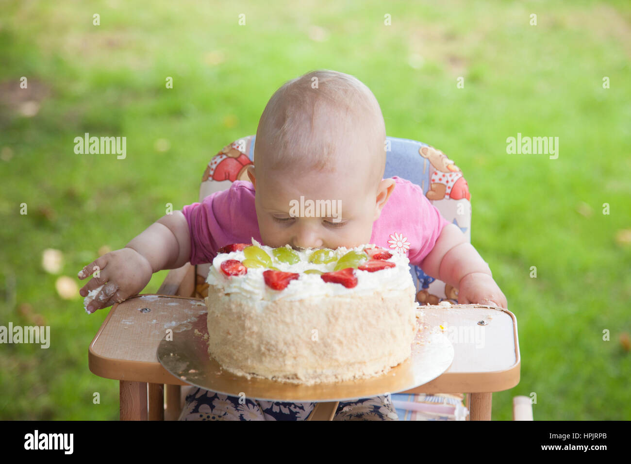 Kind feiert einjährigen Geburtstag Feier Obstkuchen. Stockfoto