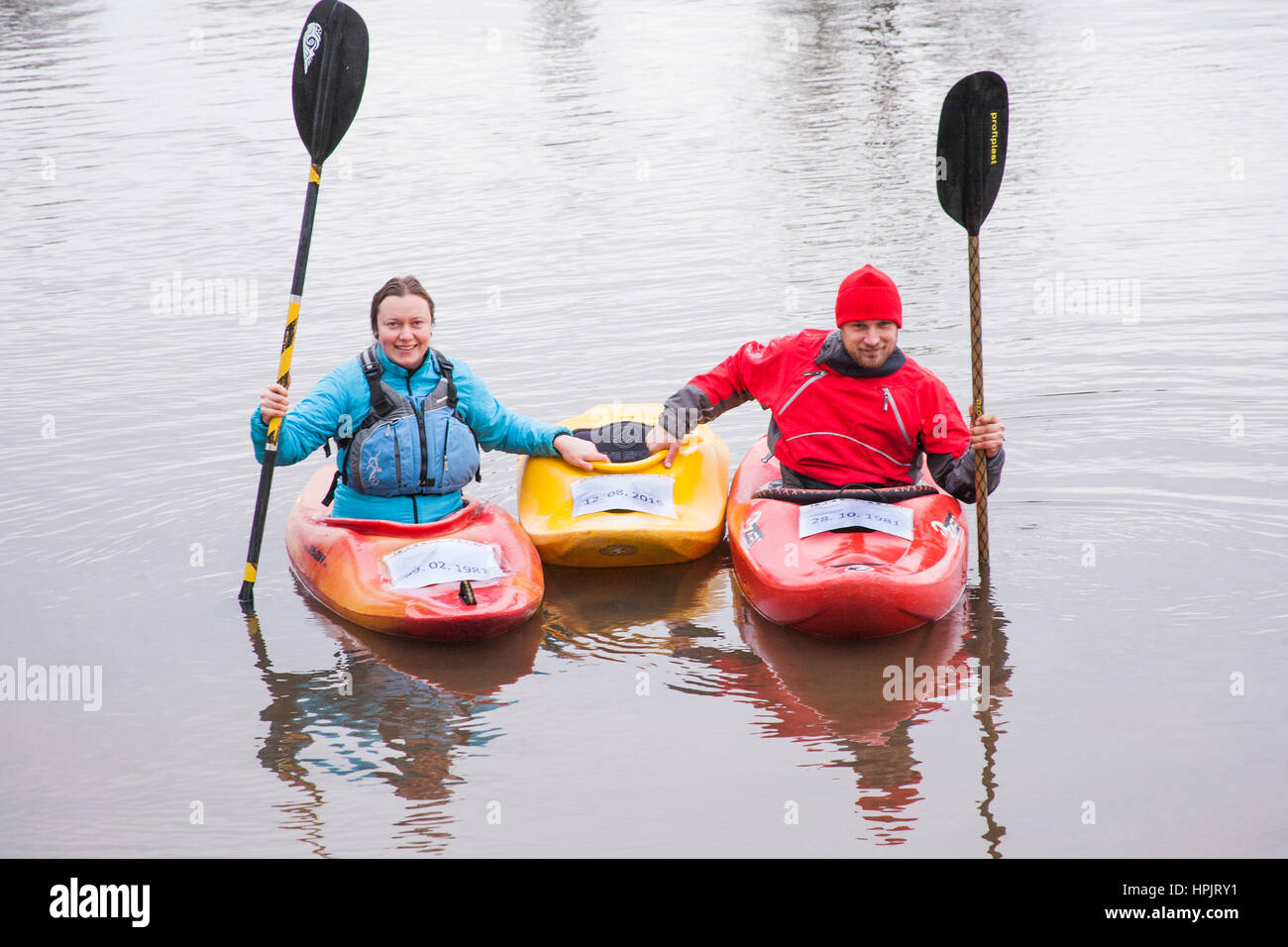 Ankündigung des Babys geboren. Eltern im Kajak mit Paddel mit einem Kajak leer. Stockfoto
