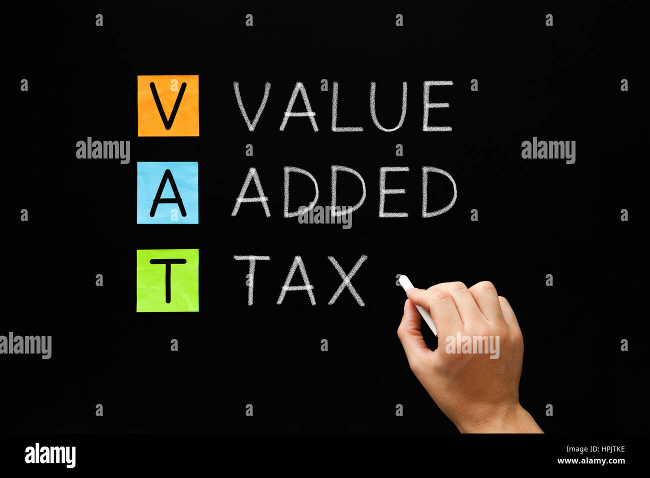Hand, MwSt. - Value Added Tax mit weißer Kreide auf die Tafel zu schreiben. Stockfoto