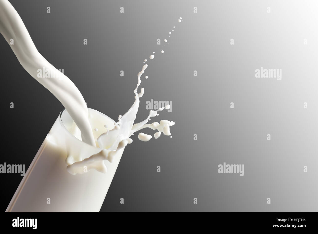 Milch Spritzen in das Glas auf schwarzem Hintergrund Stockfoto