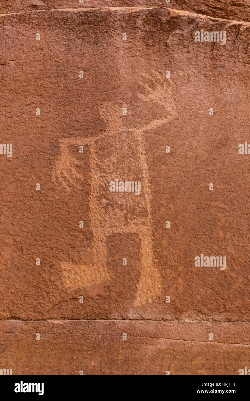 Ein Petroglyph Bild von Wolfman auf den Klippen von Butler Wash in der Comb Ridge Aea der neuen Bären Ohren National Monument. Stockfoto