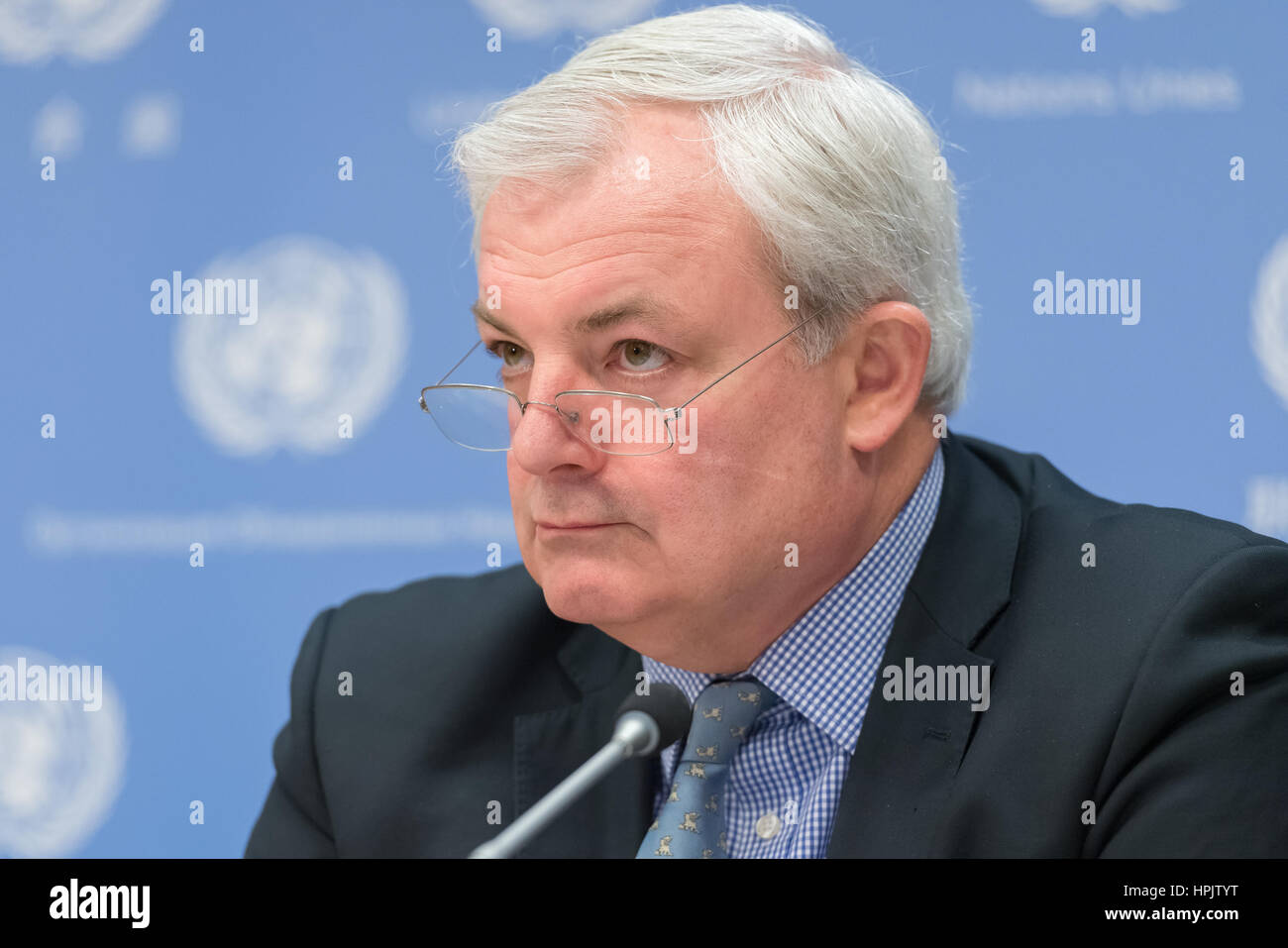 New York, USA. 22. Februar 2017. Emergency Relief Coordinator Stephen O'Brien spricht mit der Presse. Vereinten Nationen Generalsekretär Antonio Guterres traten UN Entwicklung Programm Administrator Helen Clark und UN Emergency Relief Coordinator Stephen O'Brien für einem Pressebriefing im UN-Hauptquartier am gegenwärtigen humanitären Krisen in Nigeria, Somalia, Süd-Sudan und Jemen. Bildnachweis: Albin Lohr-Jones/Pacific Press/Alamy Live-Nachrichten Stockfoto