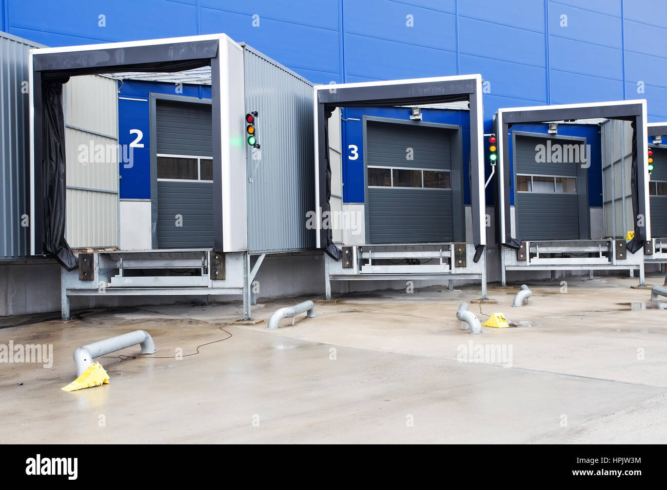 Leere Laderampen für LKW im Logistikzentrum Stockfoto