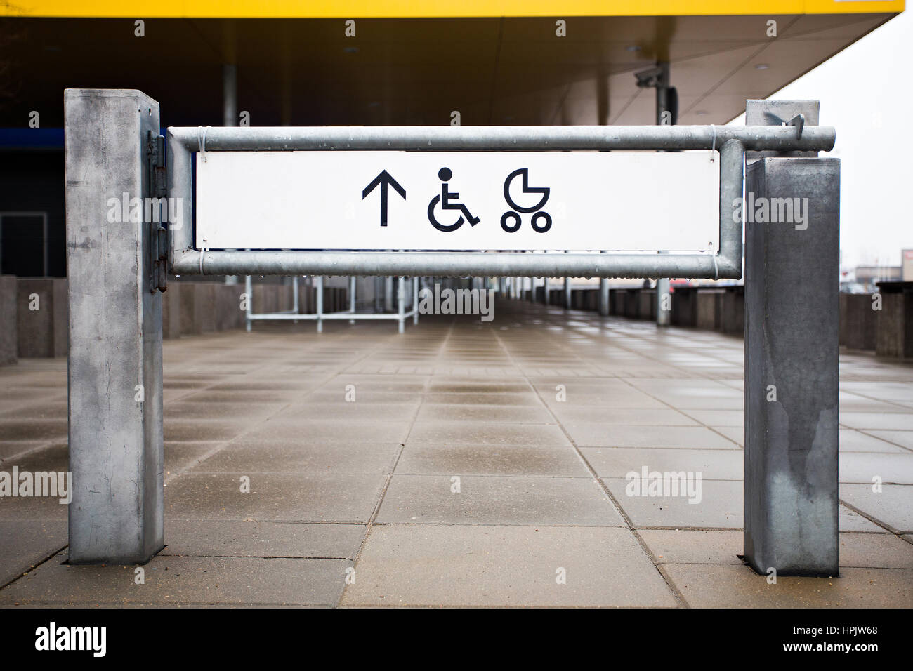 Eingang zum Shop für körperlich behinderte Personen und Kinderwagen street view Stockfoto