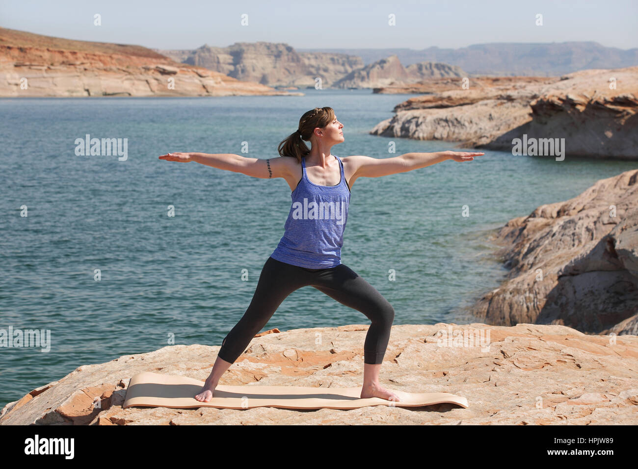 Frau praktizieren Yoga See Stockfoto
