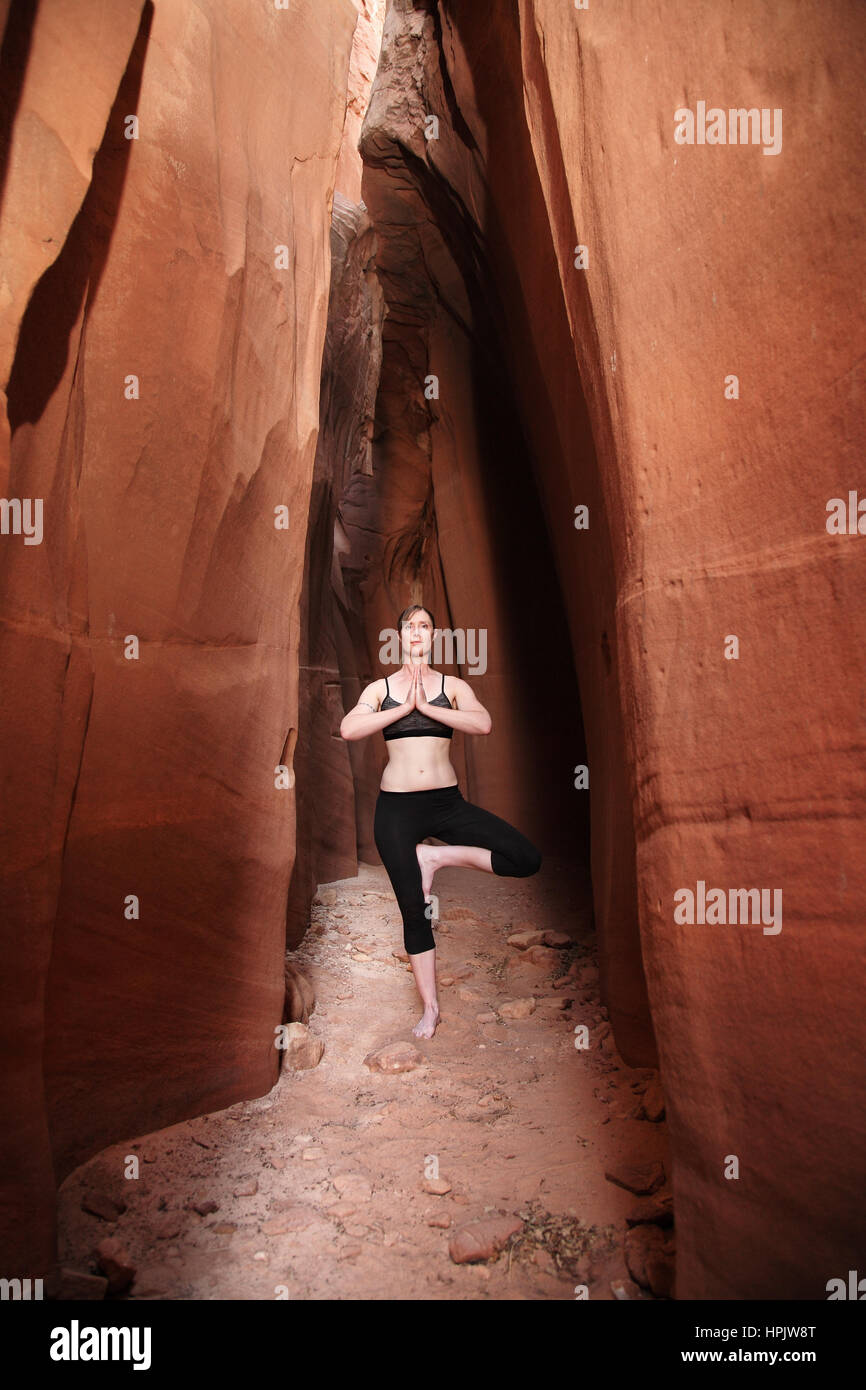 Frau tut Baum posieren Yoga im Freien in Red Rock slot canyon Stockfoto