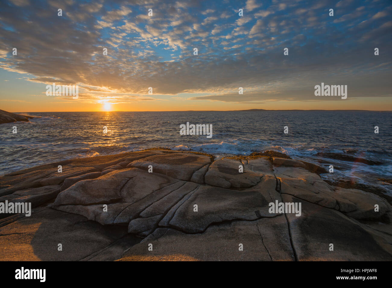 Atlantischen Ozean Peggys Cove Fels und Stein Strand Sonnenuntergang Landschaft in Halifax, Nova Scotia Stockfoto
