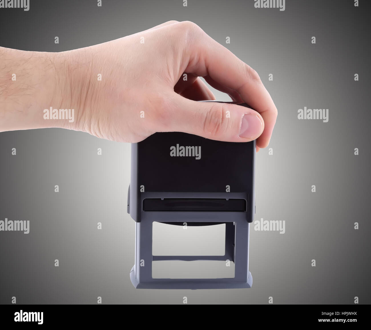Stempel in Geschäftsmann Hand auf grauem Hintergrund Stockfoto