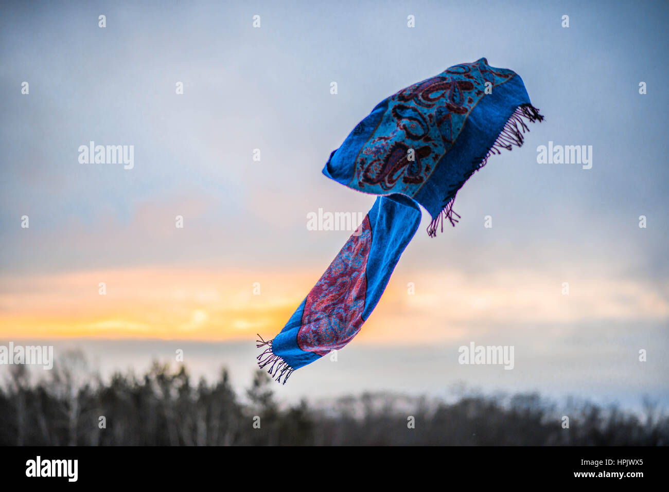 Winterhimmel Sonnenuntergang mit einem Schwimmer Tibet Stil Schal Stockfoto