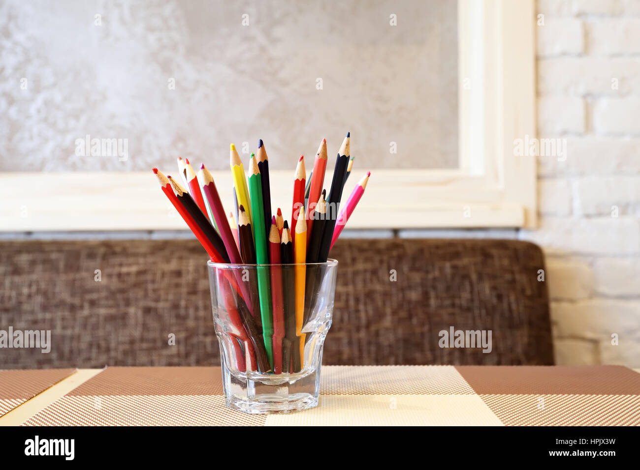 Farbstift im Glas auf Holztisch Stockfoto