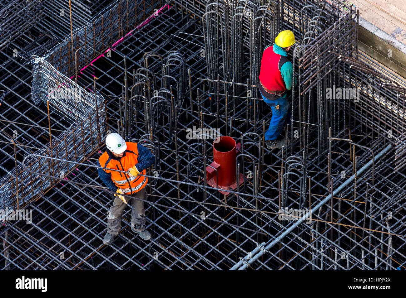 Bauarbeiter Verarbeitung von Betonstahl für die Betondecke, Bayern verstärkt, Deutschland Stockfoto