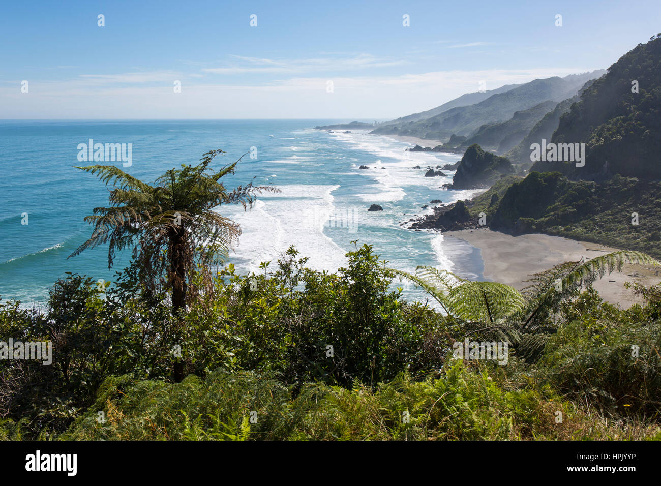 Punakaiki, Paparoa National Park, West Coast, New Zealand. Blick über die Küste von Hang oberhalb Meybille Bucht, Hutmacher Bucht im Hintergrund sichtbar. Stockfoto