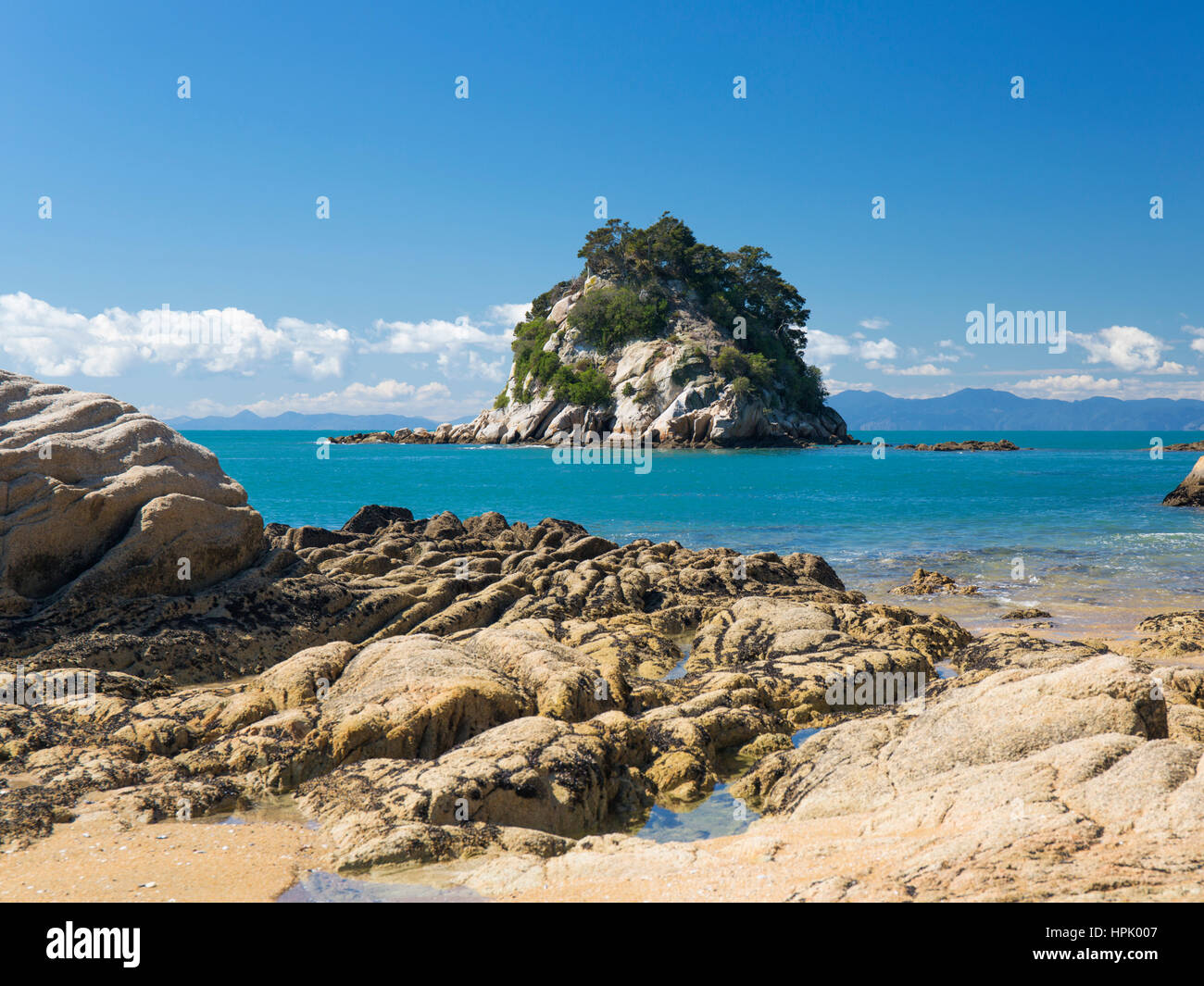 Kaiteriteri, Tasman, Neuseeland. Blick über Tasman Bay Torlesse Rock, wenig Kaiteriteri. Stockfoto
