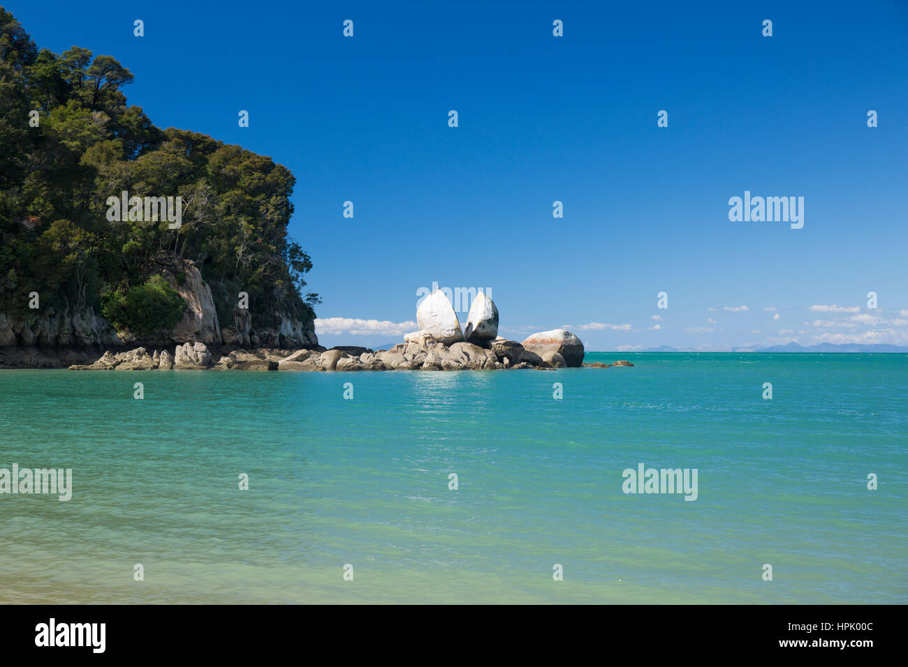 Kaiteriteri, Tasman, Neuseeland. Blick auf Split Apple Rock über das türkisfarbene Wasser des Towers Bay. Stockfoto