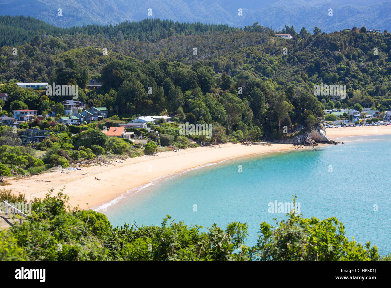 Kaiteriteri, Tasman, Neuseeland. Blick über das türkisfarbene Wasser des Tasman Bay vom Hügel über wenig Kaiteriteri Beach. Stockfoto