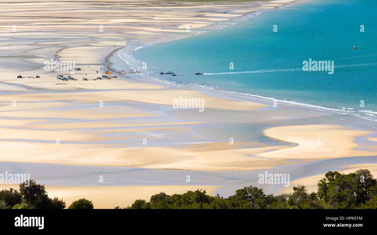Marahau, Tasman, Neuseeland. Blick über Sandy Bay bei Ebbe, Wassertaxi Annäherung an den Strand. Stockfoto