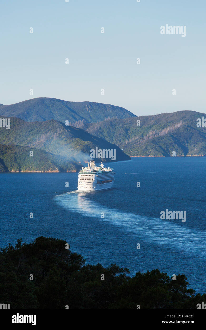 Picton, Marlborough, Neuseeland. Das Kreuzfahrtschiff von Royal Caribbean Voyager der Meere Queen Charlotte Sound eingeben. Stockfoto