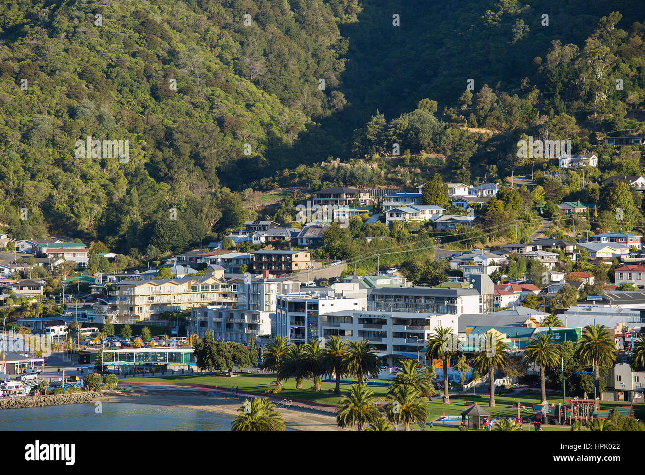 Picton, Marlborough, Neuseeland. Blick auf die Uferpromenade von Hang Sicht auf Queen Charlotte Drive. Stockfoto